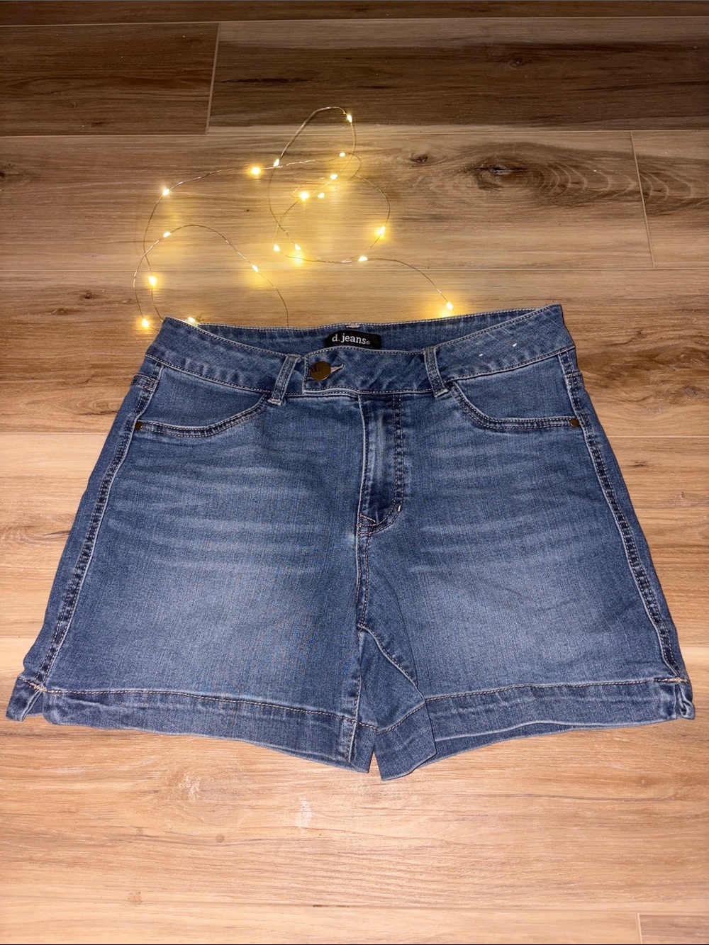 d. jeans Women's Mid Wash Denim Shorts in Blue
